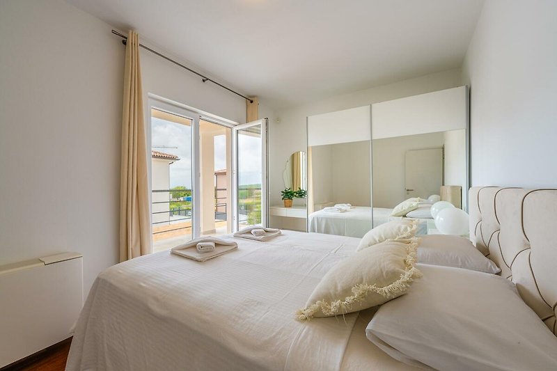 Entspannen Sie auf einem bequemen Bett mit stilvollem Interieur und genießen Sie den Komfort und die Ruhe.