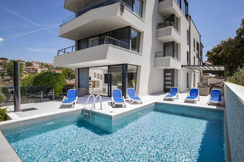 Penthouse-Apartment mit großzügigem Balkon, Pool und Stadtblick.