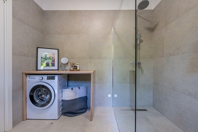 Ein modernes Badezimmer mit stilvoller Ausstattung.