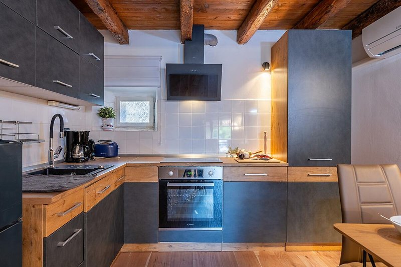 Moderne Küche mit eleganten Schränken, Arbeitsplatte und Küchengeräten.