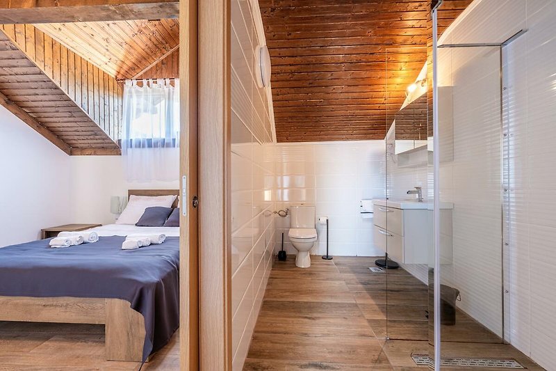 Gemütliches Schlafzimmer mit bequemem Bett und stilvollem Interieur. Perfekt zum Entspannen und Träumen.