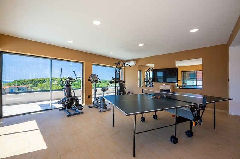 Moderne Wohnung mit Pool, Tischtennis und gemütlicher Einrichtung.