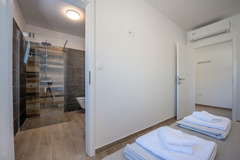 Gemütliches Apartment mit stilvollem Interieur und Holzboden. Perfekt zum Entspannen und Genießen des Komforts.