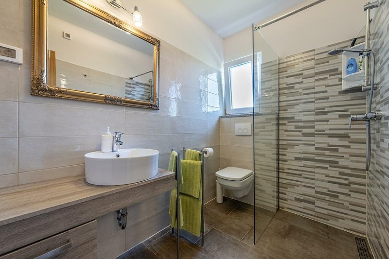 Modernes Badezimmer mit stilvoller Einrichtung und elegantem Waschbecken.