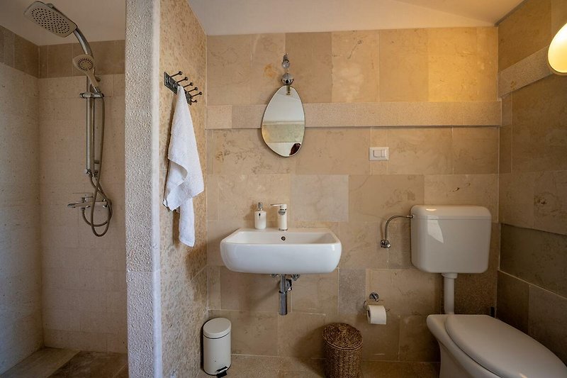 Schönes Badezimmer mit lila Akzenten und modernem Waschbecken.