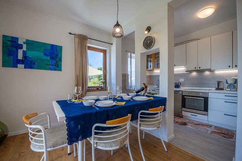 Moderne Küche mit Holzboden, blauer Beleuchtung und stilvoller Einrichtung.
