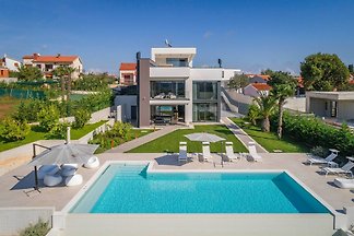 Luksusowa willa z jacuzzi z widokiem na morze