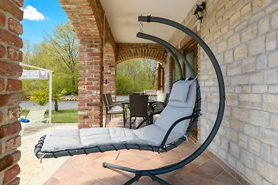 Paradise Villa Stone Queen