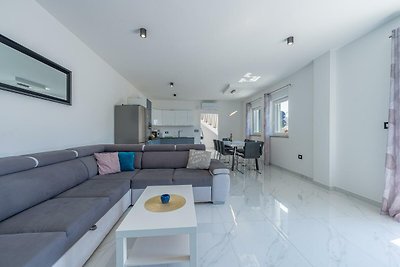 Stilvolles Wohnzimmer mit bequemem Sofa, Tisch und Fernseher.