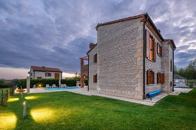 Paradise Villa Stone Queen