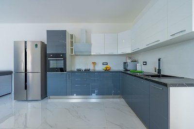 Moderne Küche mit Gasofen, Holzschränken und Granitarbeitsplatte.