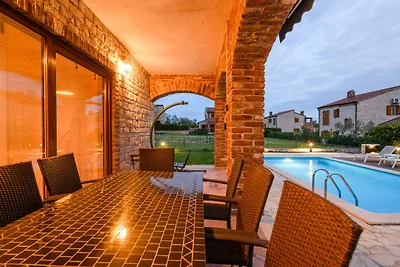 Paradise Villa Stone Queen