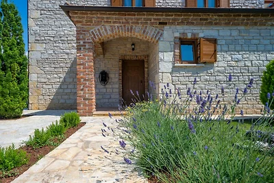 Paradise Villa Stone Queen