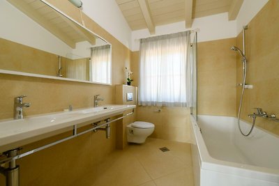 Modernes Badezimmer mit stilvoller Einrichtung und eleganter Beleuchtung.