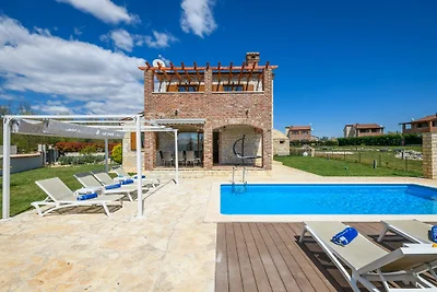 Paradise Villa Stone Queen