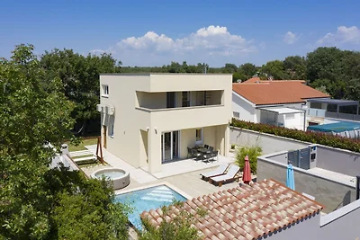 Familienvilla Korina in Peroj