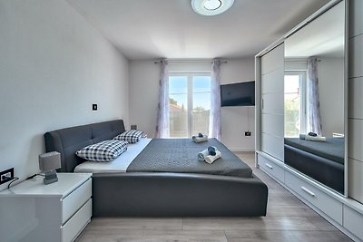 Stilvolles Wohnzimmer mit gemütlicher Couch und moderner Einrichtung.