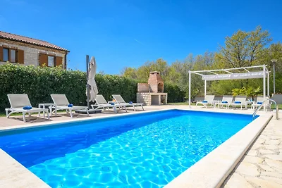 Paradise Villa Stone Queen