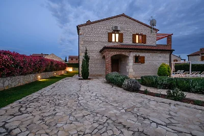 Paradise Villa Stone Queen