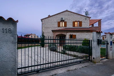 Paradise Villa Stone Queen