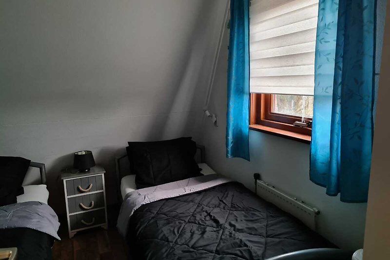 Gemütliches Schlafzimmer mit zwei Einzelbetten
