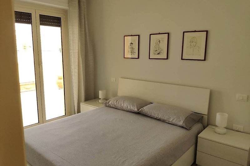 Camera da letto accogliente con letto in legno e lampada.