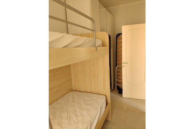 Camera da letto con letto in legno, arredamento confortevole.