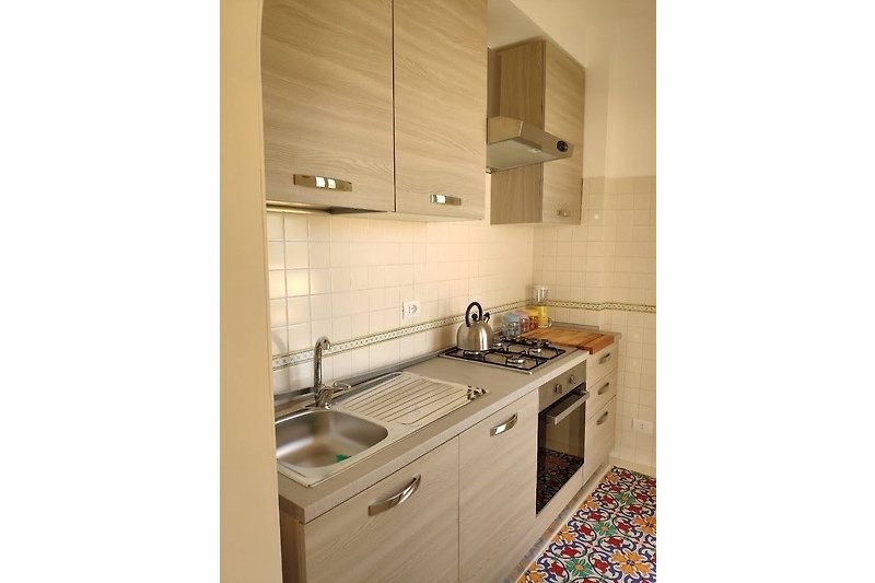 Cucina moderna con mobili in legno e lavello elegante.
