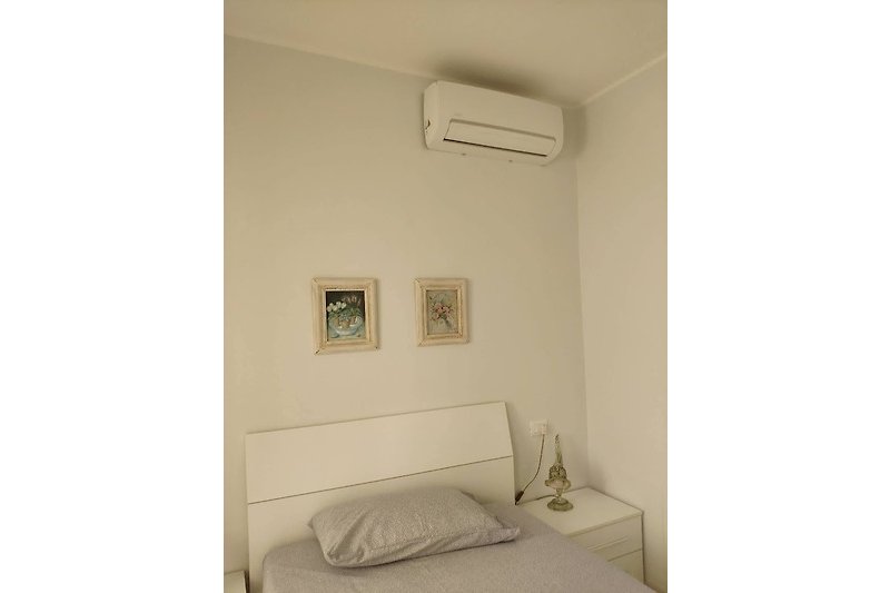 Elegante camera da letto con arredamento in legno e illuminazione accogliente.