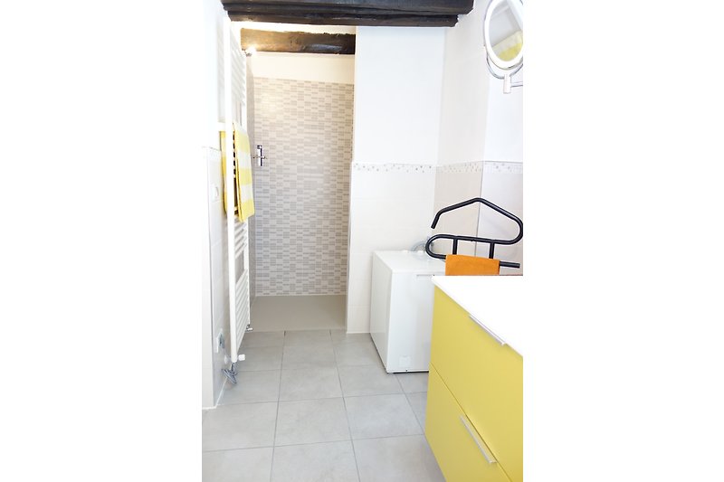Badezimmer 1 - modern eingerichtet, mit Dusche, WC. Hier steht auch die Waschmaschine 