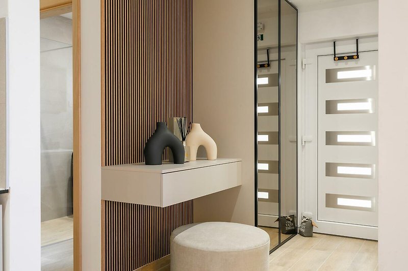 Modernes Badezimmer mit Holzakzenten und Keramikfliesen.