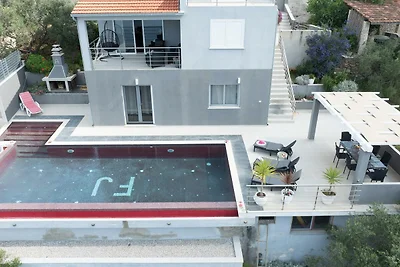 Villa Franka with pool and sea view