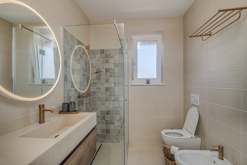 Willkommen in diesem modernen Badezimmer mit lila Akzenten. Entspannen Sie sich unter der Dusche und genießen Sie den Komfort.