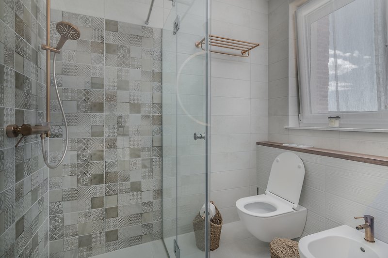 Willkommen in diesem modernen Badezimmer mit lila Akzenten. Entspannen Sie sich unter der Dusche und genießen Sie den Komfort.