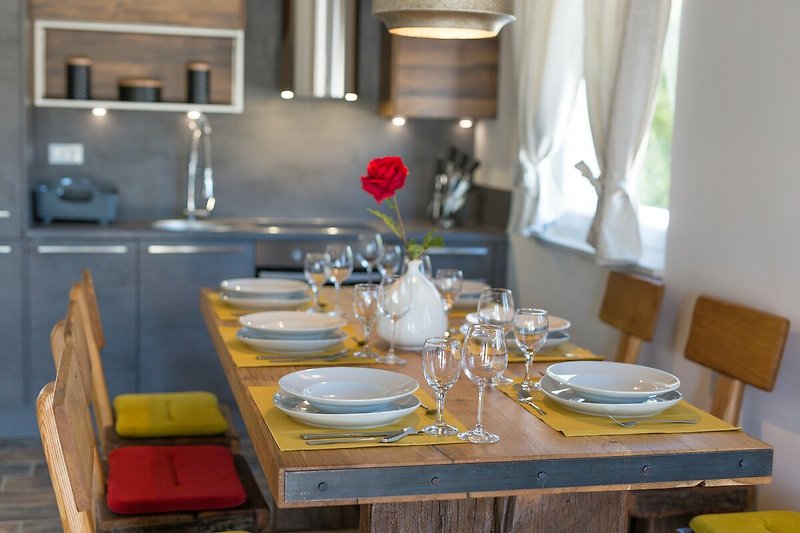 Moderne Küche mit stilvoller Einrichtung und elegantem Geschirr.