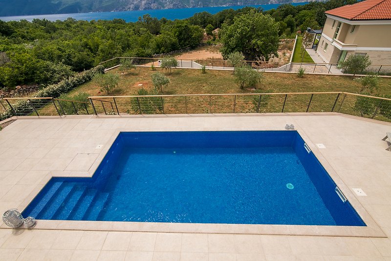 Willkommen in diesem Ferienhaus mit Pool und Blick auf das azurblaue Wasser. Entspannen Sie sich und genießen Sie das Schwimmen.