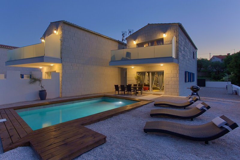 Moderne Ferienvilla mit Pool, stilvollem Design und landschaftlicher Umgebung.