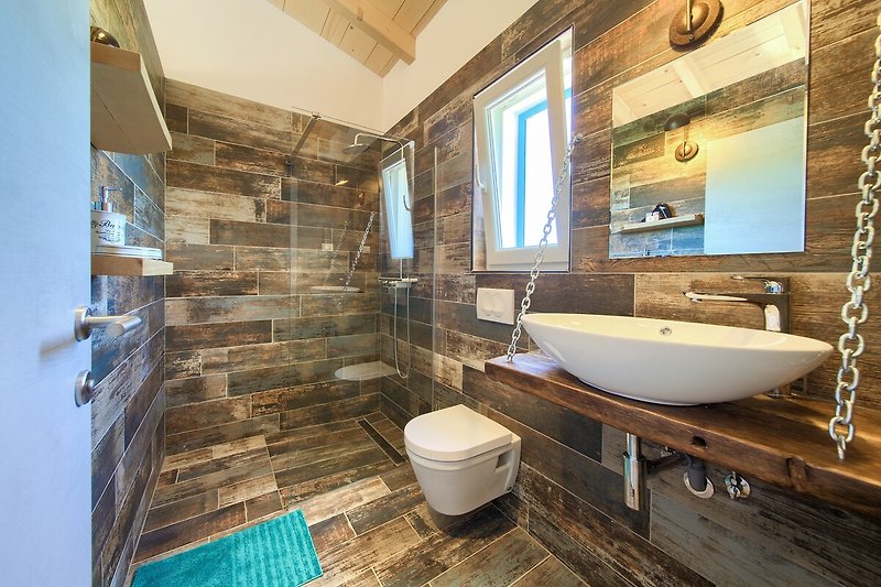 Moderne Badezimmer mit Spiegel, braunem Holz und lila Akzenten.