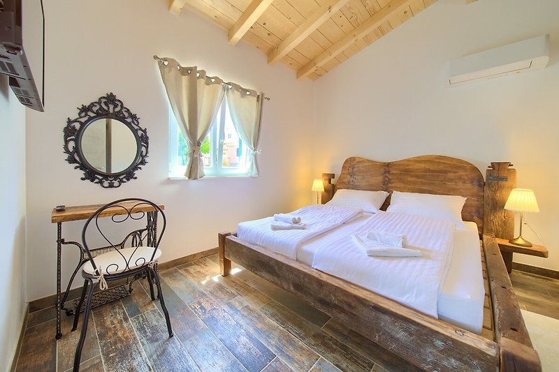Gemütliches Schlafzimmer mit Holzmöbeln und stilvoller Dekoration.