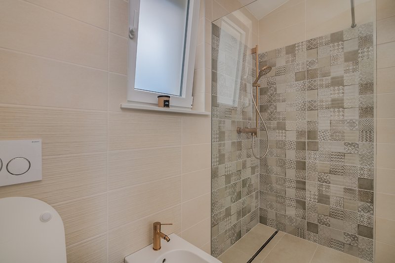 Willkommen in diesem modernen Badezimmer mit stilvollem Interieur und elegantem Waschbecken. Perfekt zum Entspannen und Erfrischen.