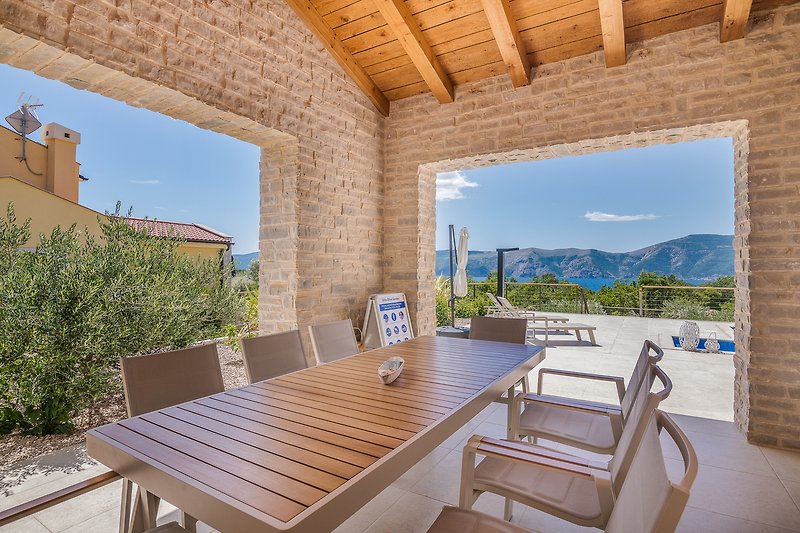 Willkommen in diesem charmanten Haus mit stilvollem Interieur und gemütlichen Möbeln. Entspannen Sie sich auf der Terrasse und genießen Sie die Aussicht.