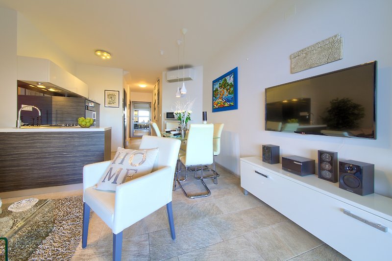 Stilvolles Wohnzimmer mit moderner Einrichtung und gemütlicher Atmosphäre.