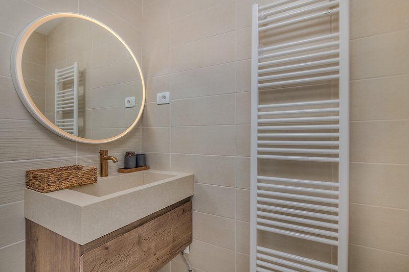 Willkommen in diesem modernen Badezimmer mit stilvollem Waschbecken. Perfekt zum Entspannen und Erfrischen.