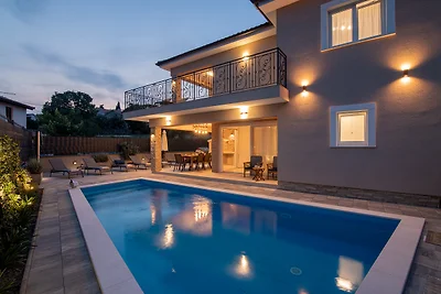 Villa Lusarci mit beheiztem Pool