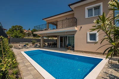 Villa Lusarci mit beheiztem Pool