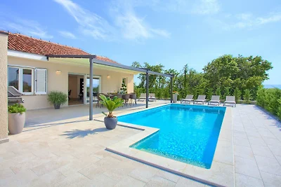 Villa Elegant mit beheiztem Pool