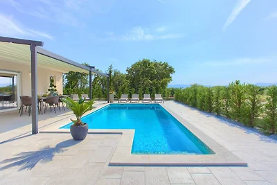 Villa Elegant mit beheiztem Pool