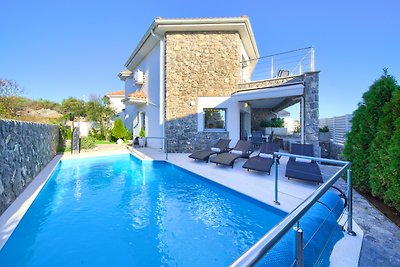 Villa Miracle 2 mit beheiztem Pool