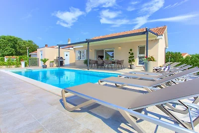 Villa Elegant mit beheiztem Pool