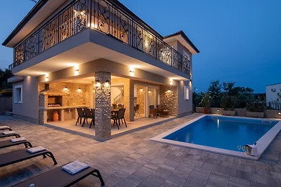 Villa Lusarci mit beheiztem Pool